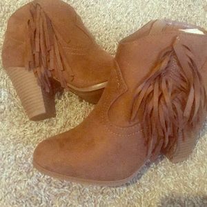 Suede brown booties with fringes